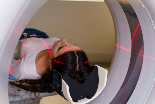Rote Strahlen scannen das Mädchen auf einer CT-Aufnahme der Lungen und mediastinalen Organe. Überprüfung des Zustandes der Gefäße, Luftröhre und Bronchien einer Frau - Foto, Bild