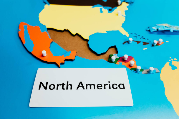 Карта Монтессорі в Північній Америці зроблена з дерева з етикеткою тексту в школі.. - Фото, зображення