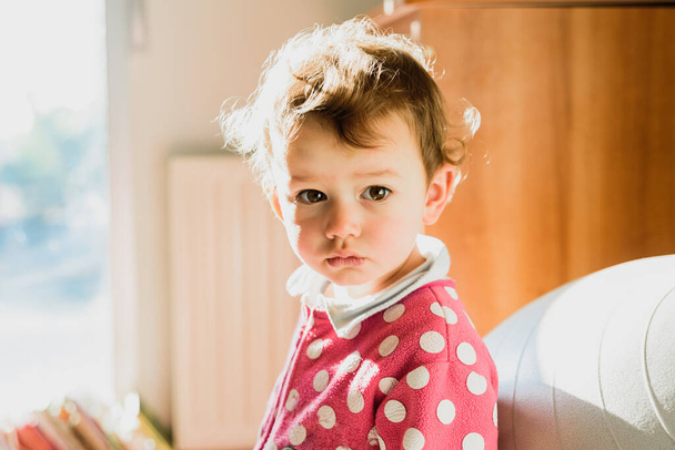 Πορτρέτο του αξιολάτρευτο κοριτσάκι στο backlight ένα ζεστό πρωινό στην ανάπτυξή του. - Φωτογραφία, εικόνα
