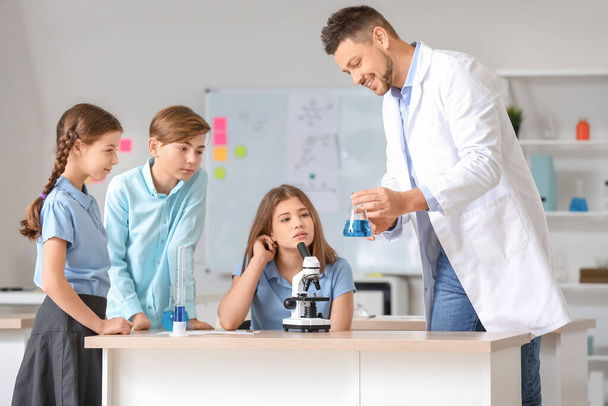 Lehrer leitet Chemiestunde im Klassenzimmer - Foto, Bild