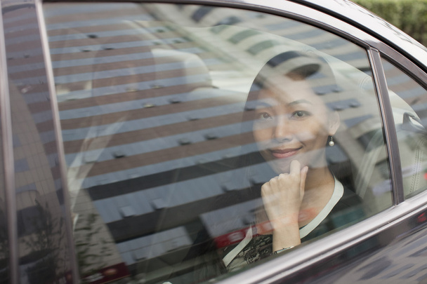 zakenvrouw in auto rug - Foto, afbeelding