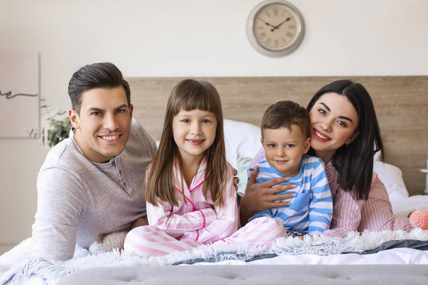 Счастливая семья в спальне дома
 - Фото, изображение