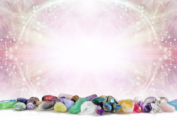 Çok renkli Şifalı Kristaller Sırası Mesaj Arkaplanı - çeşitli çok renkli şifa taşları parlak, beyaz bir ışığa karşı yuvarlandı ve kopyalamak için arkaplan boşluğu ile ışıldadı - Fotoğraf, Görsel