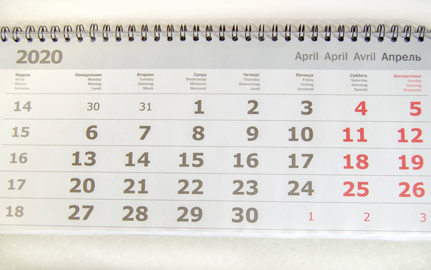 Calendário de abril 2020 no papel com uma espiral, vista superior, planejador de data
. - Foto, Imagem