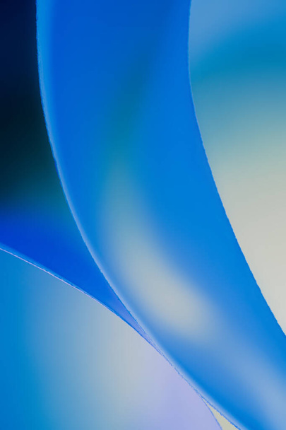 Foto macro. Fondo minimalista abstracto - arte del papel. Luz azul neón, minimalismo, copyspace. Olas, corte de papel. Efecto 3D
. - Foto, Imagen