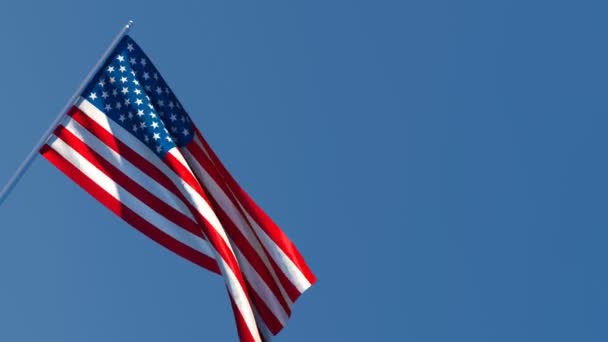 Národní vlajka Spojených států amerických se vznáší ve větru - Záběry, video