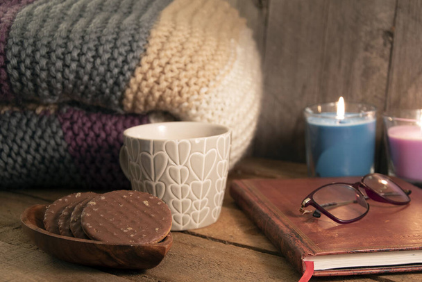 Acogedora escena de taza de café, galletas, cuaderno con fondo de madera
 - Foto, imagen