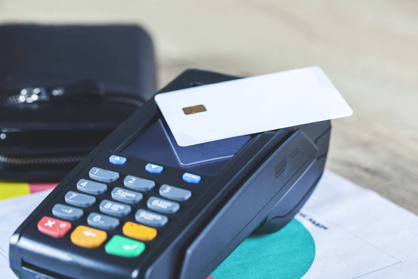 tarjeta de crédito en el pago en el escritorio de madera
 - Foto, Imagen