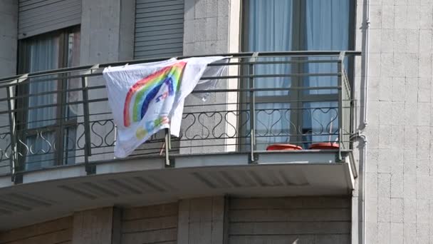 Torino, Piemont, Olaszország - 2020. március. Andra tutto bene placard lóg az erkélyen a ház - Felvétel, videó