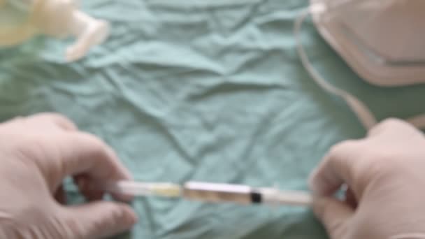 close-upbeelden van injectiespuit met covid-19-vaccin voor blauwe medische doek - Video