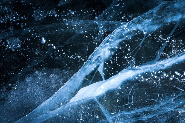バイカル・アイス。バイカルの氷の中の亀裂。バイカル・クラック。シベリア、ロシアの氷の割れ目 - 写真・画像