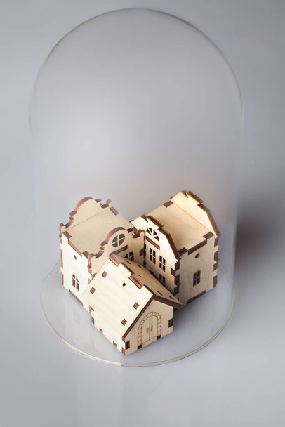 pequeñas casas bajo cúpula de cristal sobre fondo blanco
 - Foto, Imagen