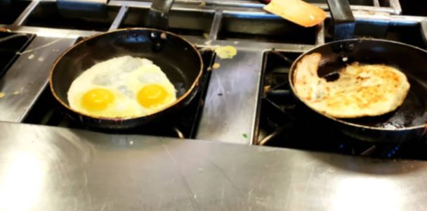 オムレツと目玉焼きを調理。ホテル内のレストランでの朝食ビュッフェ。ぼやけた景色 - 写真・画像