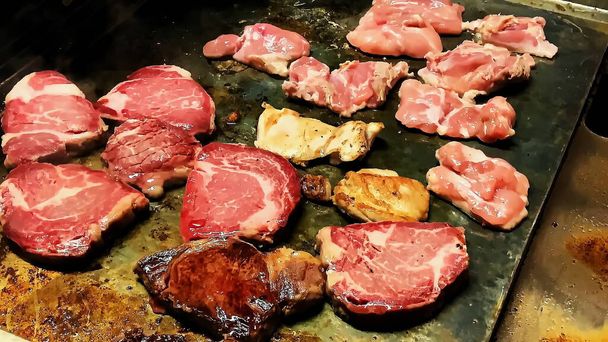 Připravit steak na elektrickém sporáku. Chutné kousky smaženého hovězího a krůtího masa na velkém pečivu v hotelové restauraci. Selektivní zaměření - Fotografie, Obrázek