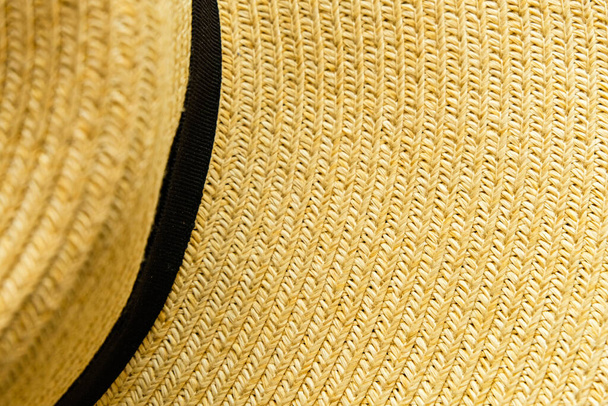 Hasır şapka dokuma detaylarını görmek için yakın çekim. Yaz sezonunda el yapımı ürünler. Duvar kağıdı için ideal, metin için kopyalama alanı olan arkaplan, - Fotoğraf, Görsel