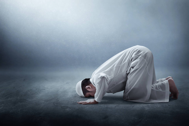 Religious asian muslim man praying - Foto, imagen