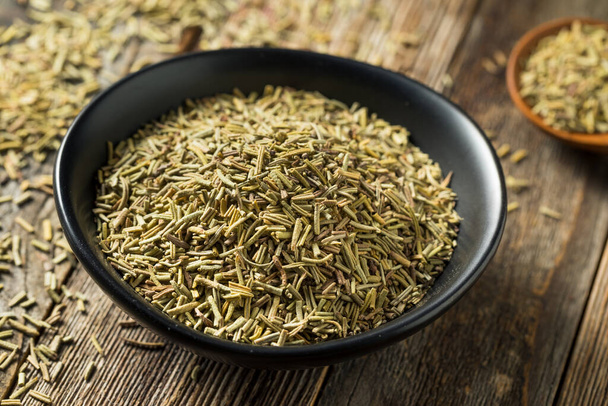 Raw Organic Dried Rosemary Spice in a Bowl - Foto, immagini