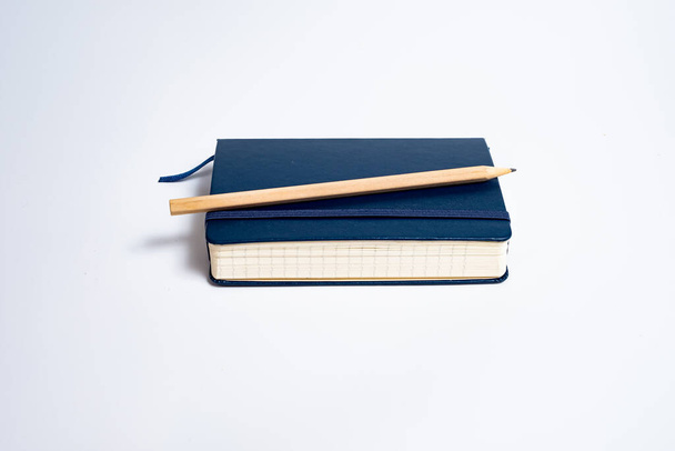 notebook nero e matita su sfondo bianco
 - Foto, immagini