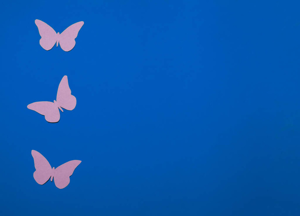 Mariposas de cartón sobre fondo violeta
 - Foto, Imagen