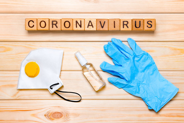 Koronawirus COVID-19 w tle. Światowy Dzień Zdrowia. Słowo koronawirus i podstawowe elementy ochronne. Respirator, rękawica medyczna i dezynfektor. Świat zdrowia. Wspieraj pielęgniarki i położną. Przekazywanie wirusa - Zdjęcie, obraz