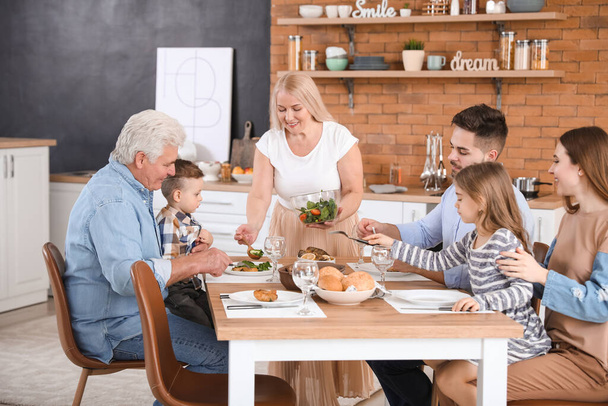 Grande família jantando juntos na cozinha
 - Foto, Imagem