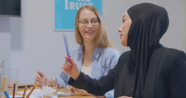 Close-up colleagues office hijab discussion business success girl female - Filmagem, Vídeo