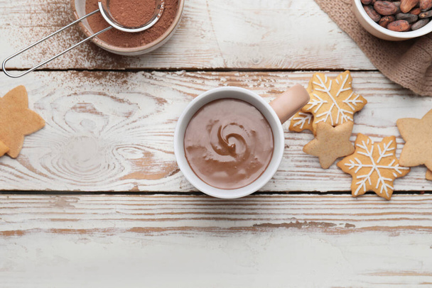 Tahta arka planda bir fincan sıcak çikolata ve kurabiye. - Fotoğraf, Görsel
