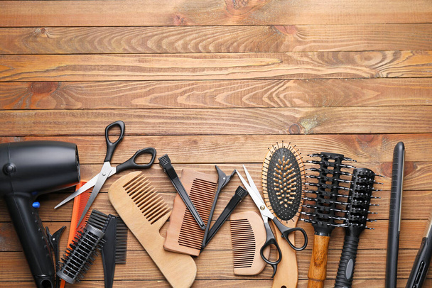 Ensemble d'accessoires de coiffeur sur fond en bois
 - Photo, image
