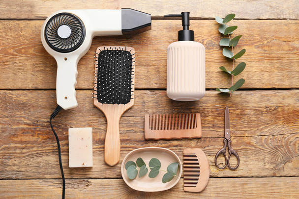 Set di accessori per parrucchieri su sfondo in legno
 - Foto, immagini