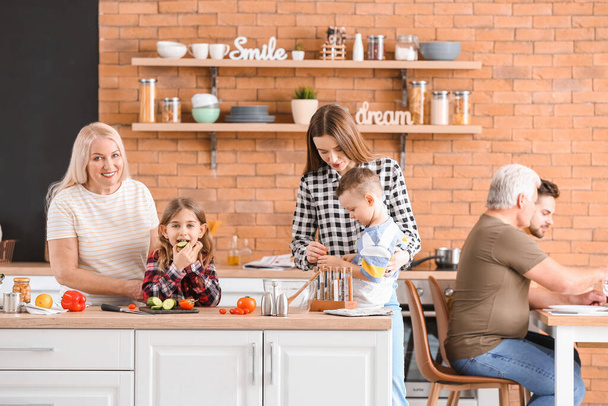 Große Familie kocht gemeinsam in Küche - Foto, Bild