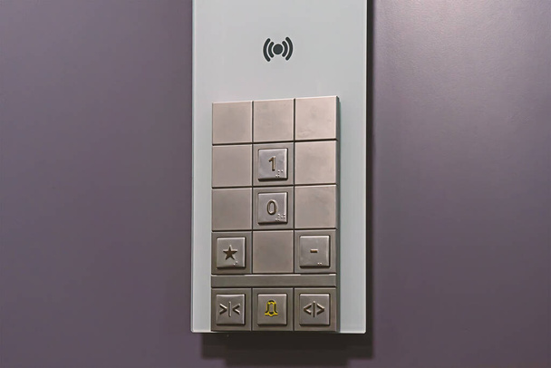 Primer plano del botón en un ascensor moderno
, - Foto, imagen