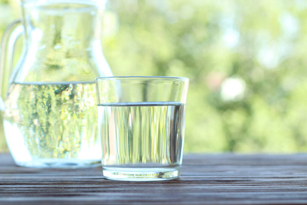 acqua limpida in un bicchiere su un tavolo su natura. Acqua purificata
. - Foto, immagini
