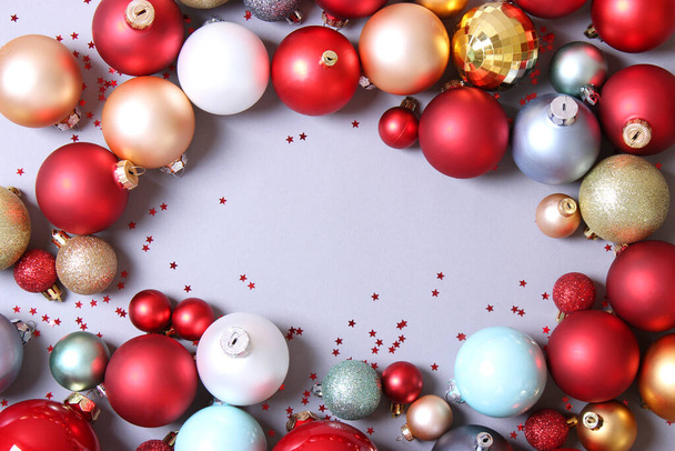Много красивых декоративных рождественских шаров на белом фоне, вид сверху с местом для вставки текста
. - Фото, изображение
