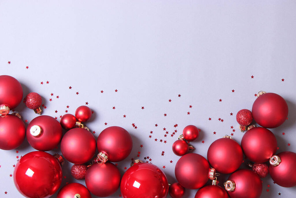 Una gran cantidad de hermosas bolas de Navidad decorativas sobre un fondo blanco, vista superior con lugar para la inserción de texto
. - Foto, imagen