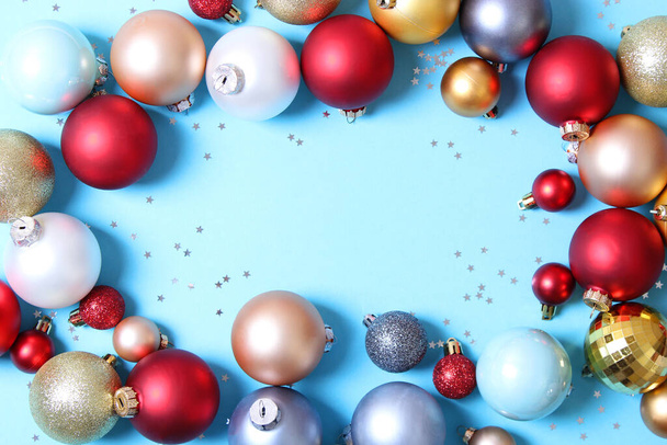 Spousta krásných ozdobných vánočních míčků na bílém pozadí, horní pohled s místem pro vložení textu. - Fotografie, Obrázek