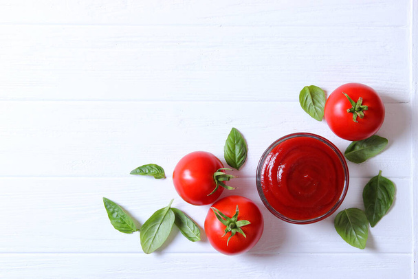 Ketchup sur la table. Sauce tomate, tomates fraîches
. - Photo, image