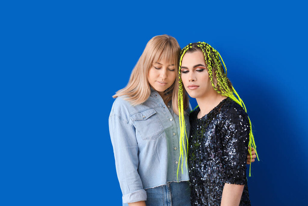 Portrait of young transgender couple on color background - Foto, afbeelding
