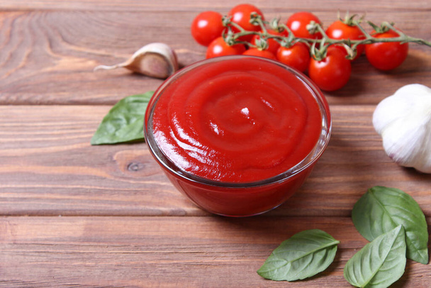 Ketchup en la vista superior de la mesa. Salsa de tomate, tomates frescos
. - Foto, imagen