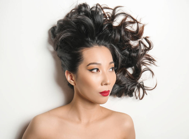 fiatal ázsiai nő gyönyörű haj fehér háttér - Fotó, kép