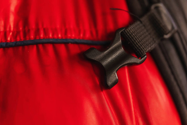 Kunststoffverschluss an der roten Jacke. Designelemente der Freizeitkleidung. - Foto, Bild