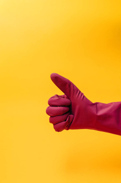 Гумові рукавички. Великі пальці вгору жест
 - Фото, зображення
