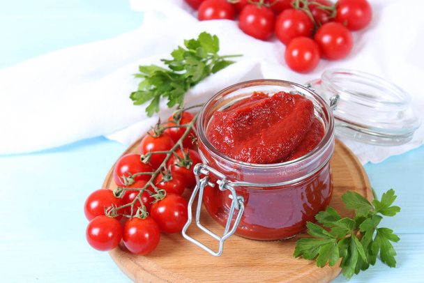 Pasta de tomate de tomate fresco sobre la mesa
. - Foto, Imagen