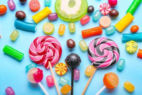 Ассортимент сладких конфет на цветном фоне
 - Фото, изображение