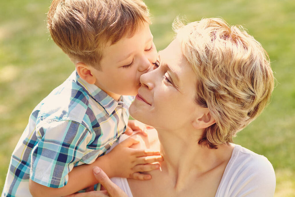 счастливая мама с сыном целуются. Мать и ребенок
. - Фото, изображение