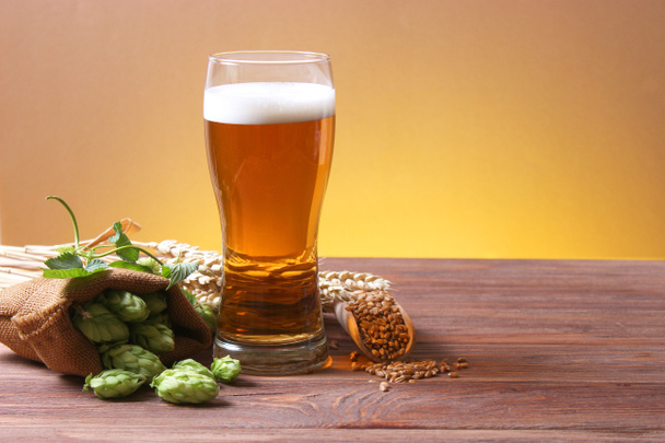 Bière, blé et houblon sur la table
. - Photo, image