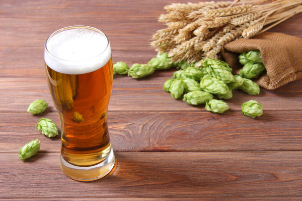 Bière, blé et houblon sur la table
. - Photo, image