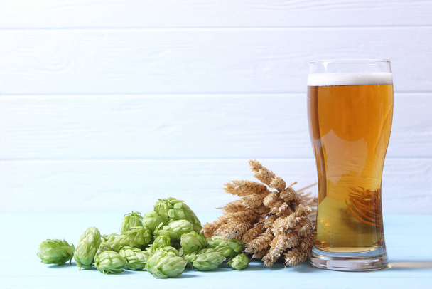 Beer, wheat and hops on the table. - Photo, Image