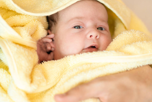 入浴後の新生児。タオルに包まれた小さな赤ちゃん. - 写真・画像