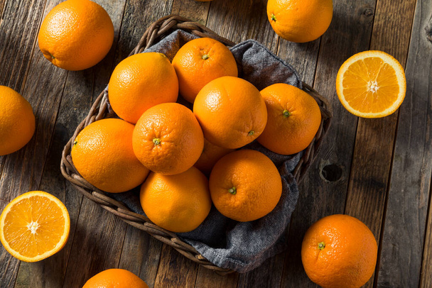 Raw Organic Fresh Oranges in a Bunch - Zdjęcie, obraz