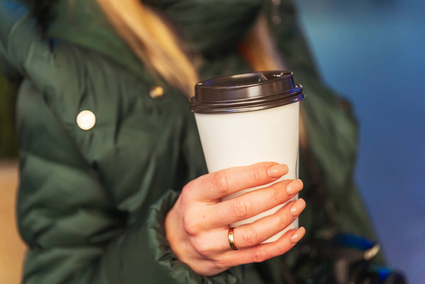 Біла пластикова чашка кави в руці крупним планом. Зніміть каву в руці. Пластикове скло для напоїв, щоб забрати з собою
 - Фото, зображення